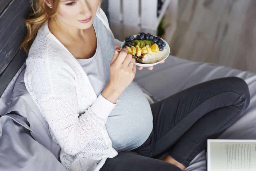 Mujer embarazada, comiendo comida saludable | Anacer