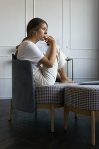 Mujer deprimida, preocupada, mujer sentada, depresión posparto