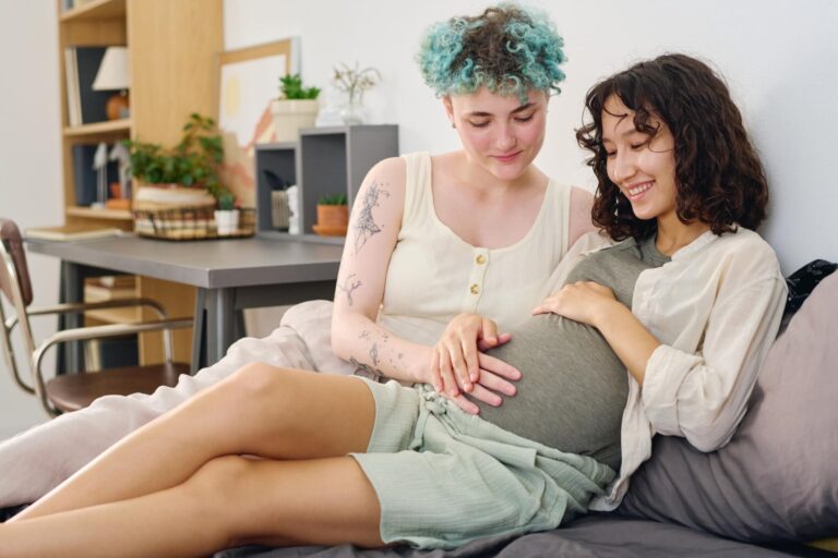 Pareja de mujeres embarazada. Método Ropa